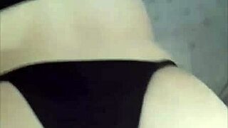 دونيا ماري تُثنى من الخلف في الجيم