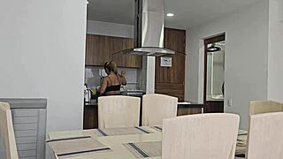 Rubia Cachonda Me Chupa La Verga Porque Su Marido Me Debe 3 Meses De Alquiler