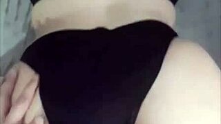 دونيا ماري تُثنى من الخلف في الجيم