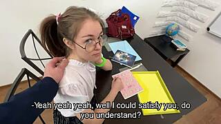 Himokas opiskelija viettelee opettajan läpäisemään kokeen