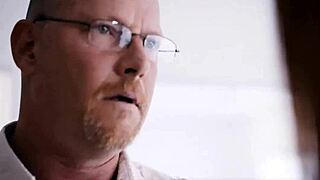 Изневеряваща червенокоса жена чука тъста си дълбоко в гърлото!