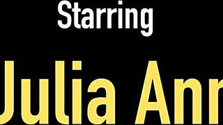 Špinavá Julia Ann deepthroatuje dildo po face fuckingu sama sebe!