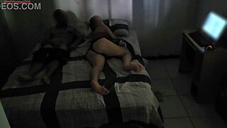 Madrasta Divide a Cama com Enteado Devido Reforma de Seu Quarto