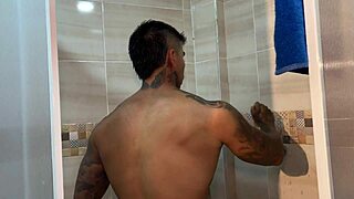 أنا زوجة أب كبيرة الصدر أنيك ابن زوج عضلي بينما الزوج بعيد