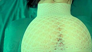 Macocho, złapałam cię z wzwodem, pozwól mi pomóc ci dojść na mój tyłek