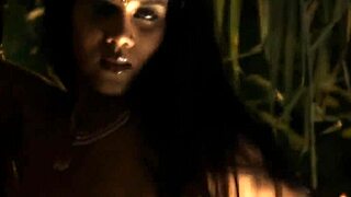 Çıplak vücudunu sevdiğini biliyor şehvetli glamour pozda