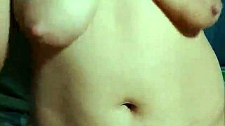 Азиатская мамаша Пинай мастерски скачет на партнере