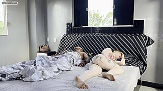 Acordei o marido da minha amiga pra ele me fuder so que ela estava roncando do lado foi muito gostoso aquela sensação de perigo ainda levei muita porra em minha boca