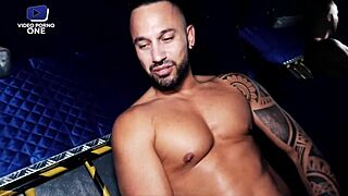 Une jeune coquine s'amuse avec un couple dans un club échangiste