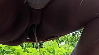 Crente casada mijando na rua