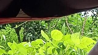 Crente casada mijando na rua