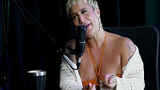 Just Joana exhibuje bez předehry v průhledné červené