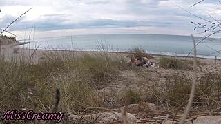 Pourquoi cette prof de français salope suce un inconnu sur la plage nue en public, finissant par une éjac faciale ?