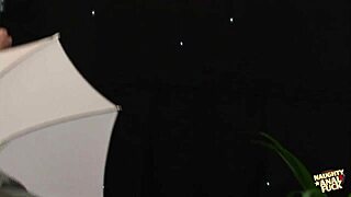 Busty Paige Ashley cieszy się podwójną penetracją z twardymi kutasami