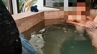 Esposa Consolando a Amigo de Su Esposo Flashing Pussy