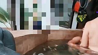 Esposa Consolando a Amigo de Su Esposo Flashing Pussy