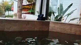 Esposa Consolando a Amigo de Su Esposo Flashing Pussy