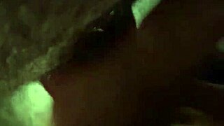 Szexi kínai MILF rángat nagy farkat közelről