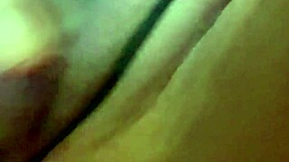 Ragazza goth bollente si masturba la figa bagnata! Azione ravvicinata con rossetto e tette