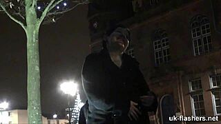 Amateur britannique ronde se frotte en lieux publics extérieurs