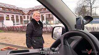 Brýlatá blond učitelka dostává svou těsnou píči pokrytou spermatem během oběda v taxíku