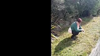 Trashy kiwi milf boldly pisses on roadside as traffic rushes by
