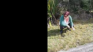 Trashy kiwi milf boldly pisses on roadside as traffic rushes by