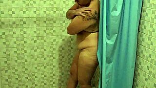 encuentro a la mama de mi mejor amigo en la ducha y me hace una mamada parte 1