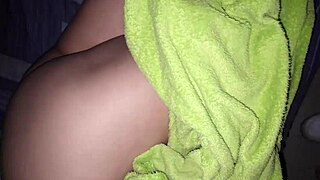 mi madrastra hechada en mi cama en el dormitorio