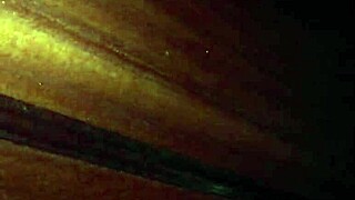 mi madrastra hechada en mi cama en el dormitorio