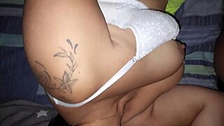 mi madrastra hechada en mi cama en el dormitorio