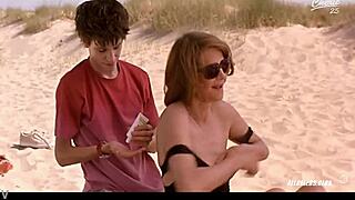 Clotilde Courau in Charlotte Rampling v filmu Poljubi kogar hočeš