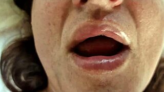 Sexo casero con milf y un buen creampie en bedroom missionary