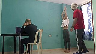 šukal som zvrátené nevlastné sestry v rodinnom dome s cuckold manželom sledujúcim európsku ženu kričať