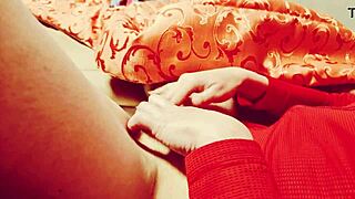 Chica caliente can't resist masturbating before dinner