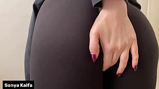 Καλύτεροι φίλοι εναλλάσσονται να γαμάνε σκληρά την αραβική ετεροθαλή μου με χιτζάμπ έξω