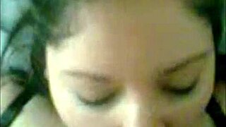 Dando una rica mamada a mature shaved pussy