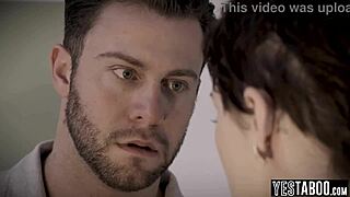 Hej, poglej to veliko prsato MILF medicinsko sestro, ki jebe moža paraliziranega pacienta na njeni postelji!