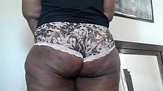 thick mammas milf with juicy ass