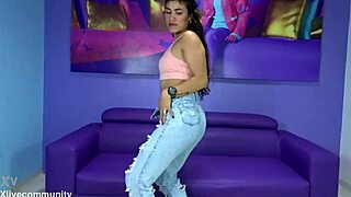 ميلف لاتينية لونا تعرض صدرها الطبيعي الكبير في جلسة مباشرة