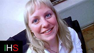 Blonde MILF mit hellen Augen bekommt Arschfick und Cumshot auf den Bauch