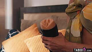 Hej stesøn, hvorfor har du den fleshlight? Vil du vise mor hvordan det virker?