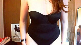 عاهرة إيطالية تعرض تبول رائع ورذاذ في شريط أوروبي يصل إلى النشوة