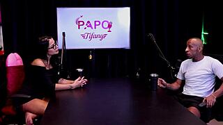 Aku Sangat Senang Nonton Negro Top Oficial Bikin Mulata Enak Ngisep Kontol Besar Pau Gostoso di Atas Sheer Merah