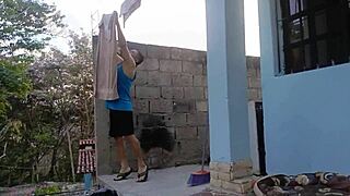 Ošklivý starý chlap jebe krásnu busatú ženu s veľkým zadkom a prírodnými prsiami vonku