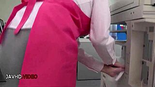 Hey, cewek bokong gede tetek besar dihukum Ricky di garasi pake deepthroat sama naik