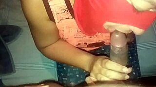 Amateur babe gives blowjob to Latina milf in homemade video