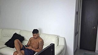 La vecina viene a mi casa en busca de mi verga que bien lo chupa