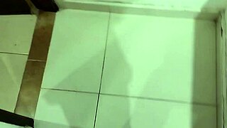 prima desnuda en cuarto pide usar coño y boca