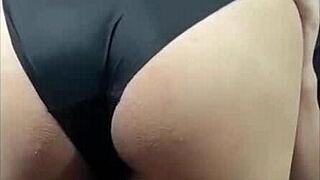 Encuerando a doña mary in her room after husband leaves.